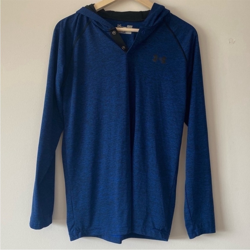 Under Armour hooded long sleeve loose fit gym shirt.
Mens Small